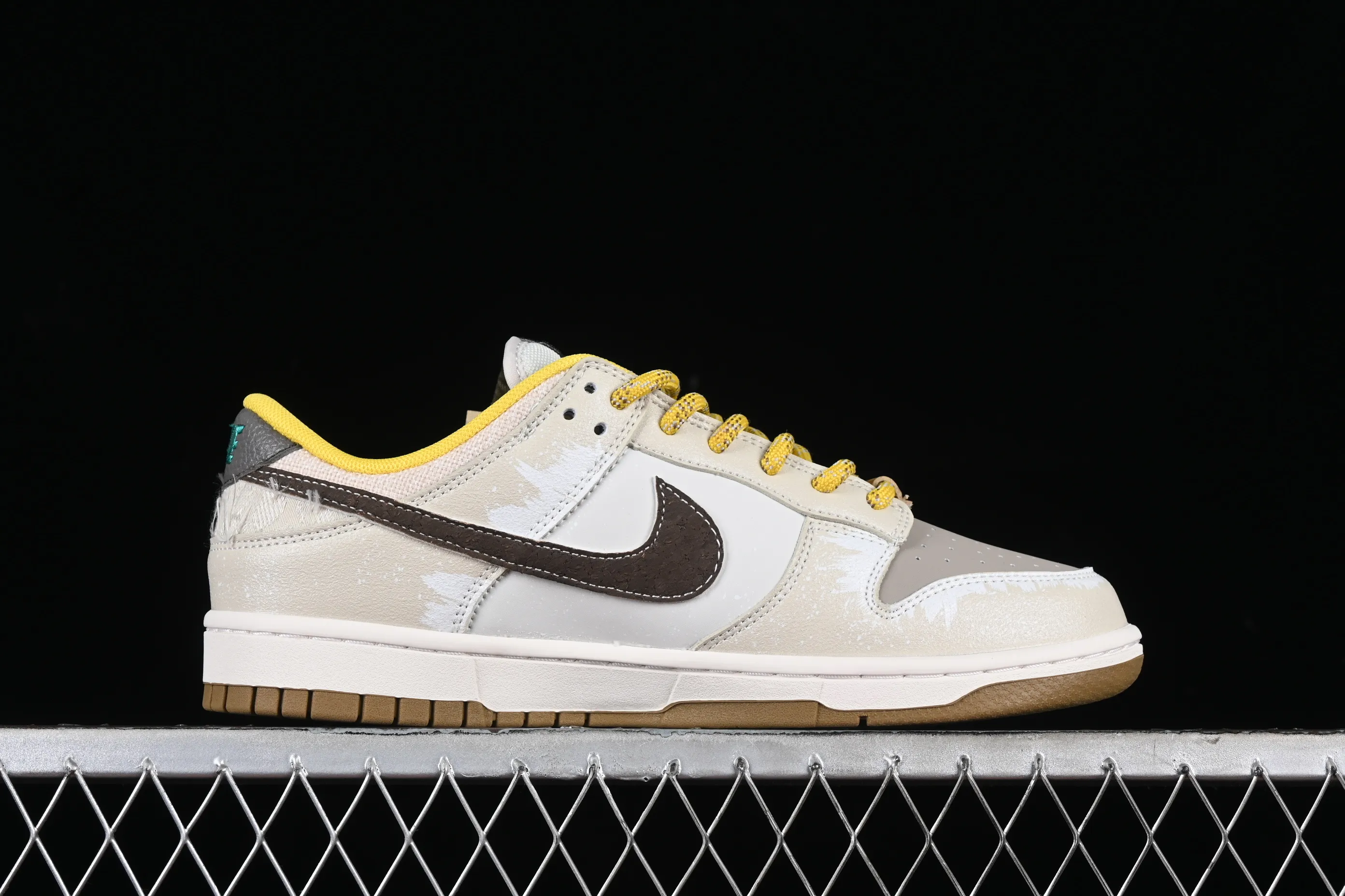 All Categories Nk SB Dunk Series Nk SB Dunk Low Low-top sneakers Nk Dunk Low Panda Prank Age of Sail Sail Yellow Brown SB strap low-top casual sneakers FV3629-371